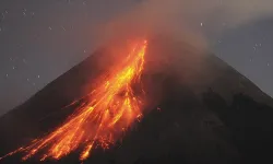 Endonezya'da Merapi Yanardağı patladı