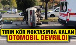 Kütahya’da tırın kör noktasında kalan otomobil devrildi