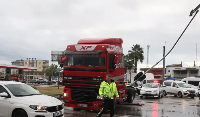 Antalya’da iki tırın çarpıştığı kazada 1 kişi yaralandı