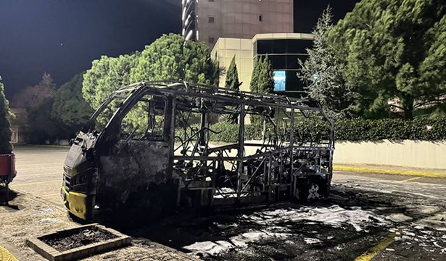 Bursa’da belediyeye ait yolcu minibüsü yandı