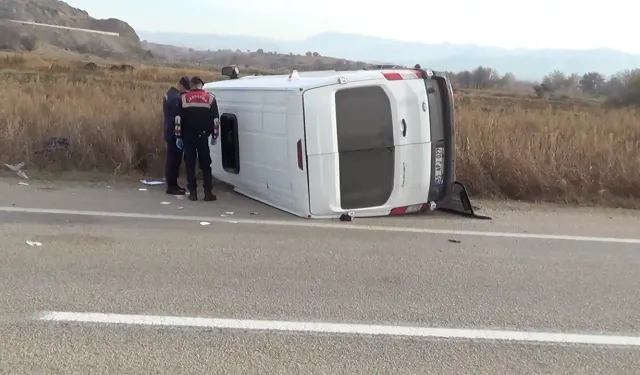 Çorum'da işçi servisi traktörle çarpıştı: 16 yaralı