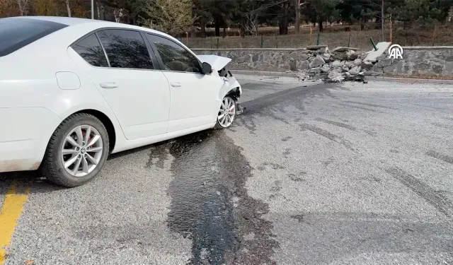 Erzurum'da duvara çarpan otomobildeki 2 kişi yaralandı