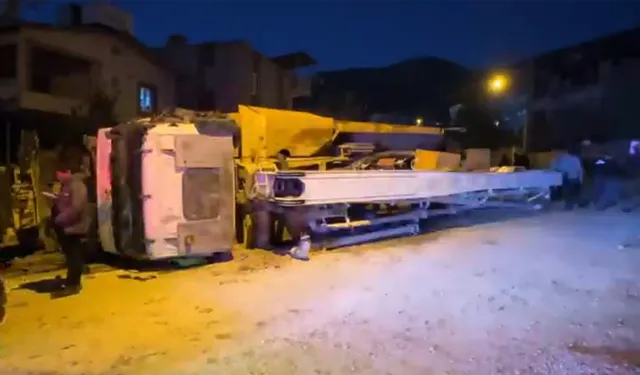 Freni arızalanan beton mikserinin 3 araca çarptı: 4 yaralı