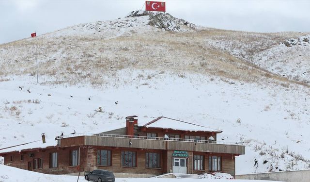 Hakkari’nin yüksek kesimlerinde kar yağışı etkili oldu