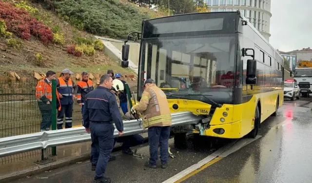 İstanbul'da İETT otobüsü bariyerlere saplandı