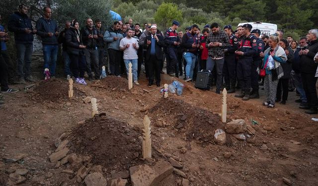 İzmir’deki yangında hayatını kaybeden 5 kardeş toprağa verildi