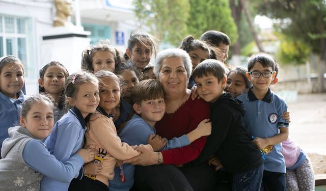 Kansere karşı mücadelesini kazanan Emine Öğretmen öğrencilerine kavuştu