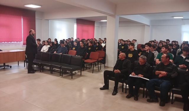 Kütahya Lisesi’nde “Hazreti Peygamber ve Şahsiyet İnşası” konferansı