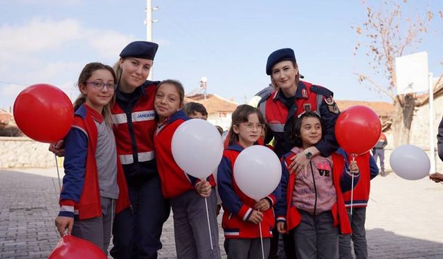 Kütahya’da jandarma ekipleri çocuklarla buluştu