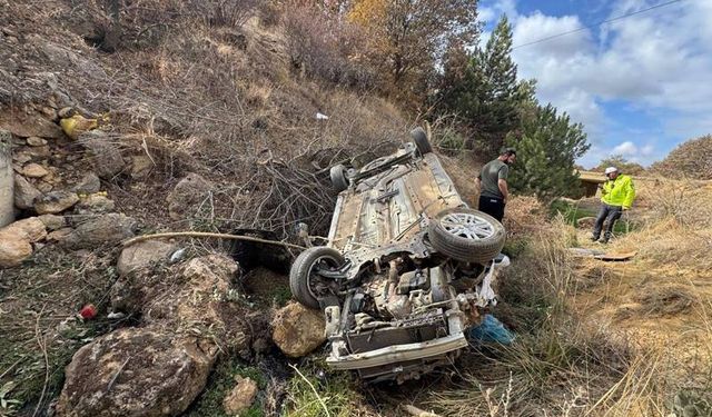 Uşak’ta otomobil menfeze devrildi. Karı koca yaralandı