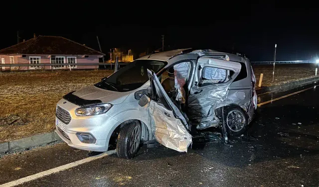 Uşak'ta otomobl ile hafif ticari araç çarpıştı: 1 ölü, 5 yaralı