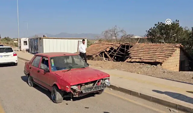 Yoldan çıkan otomobil yol kenarındaki binanın çatısına düştü