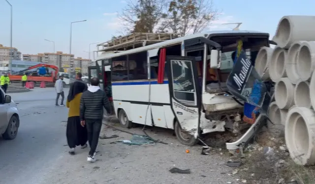 Adana'da otomobil ve midibüs çarpıştı: 2 yaralı