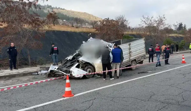 Gaziantep'te kamyonet tıra çarptı: 1 ölü