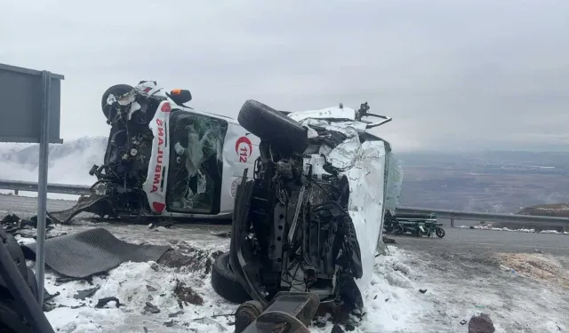 Malatya'da ambulans ve kamyonet çarpıştı: 7 yaralı