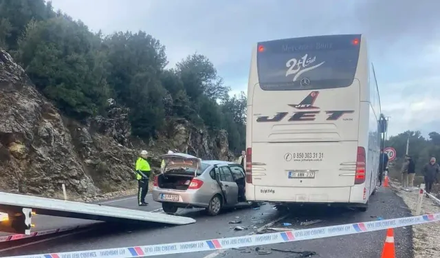 Muğla’da otobüs ile otomobil çarpıştı: Karı koca hayatını kaybetti