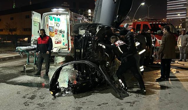 Uşak'ta otomobilde sıkışan sürücü itfaiye tarafından kurtarıldı