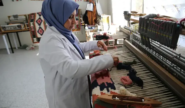 Engelleri aşan kursiyerler kilim dokuyarak sosyalleşiyorlar