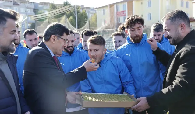 Kahveci’den maç öncesi Belediye Kütahyaspor’a baklava ikramı