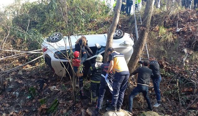 Manisa'da geri manevra yapan otomobil dere yatağına düştü