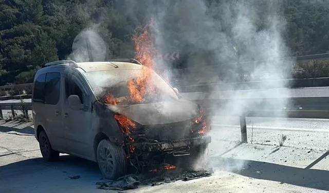 Muğla'da seyir halindeki hafif ticari araçta yangın çıktı