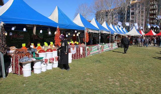 Kütahya’da, illerin yöresel lezzetleri vatandaşla buluşuyor