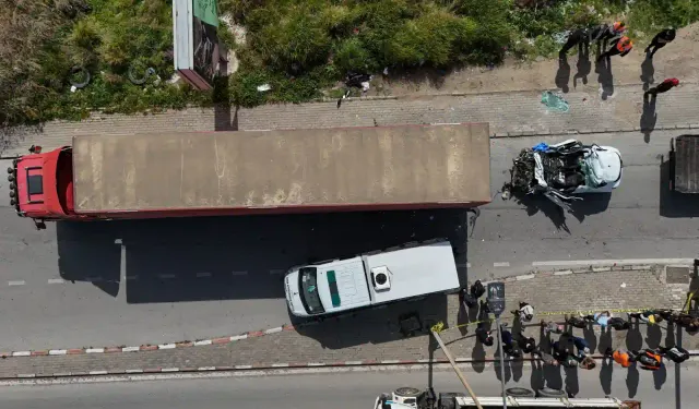 İzmir'de tıra çarpan otomobil sürücüsü hayatını kaybetti