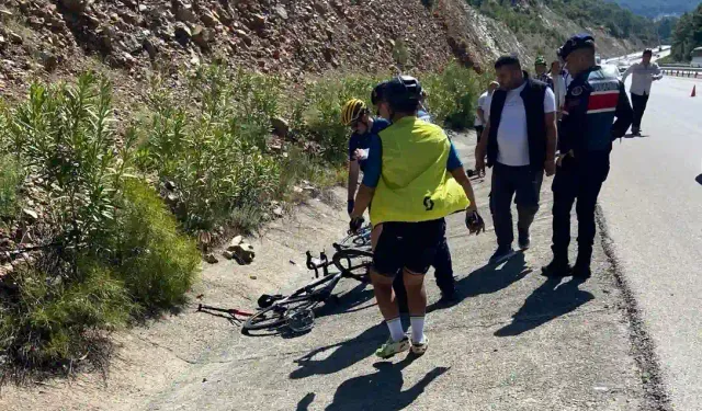 Muğla’da otomobil bisikletlilere çarptı: 3 kişi yaralandı