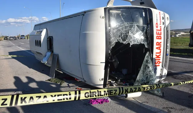 Afyon'da servis midibüsü ile otomobil çarpıştı: 12 yaralı