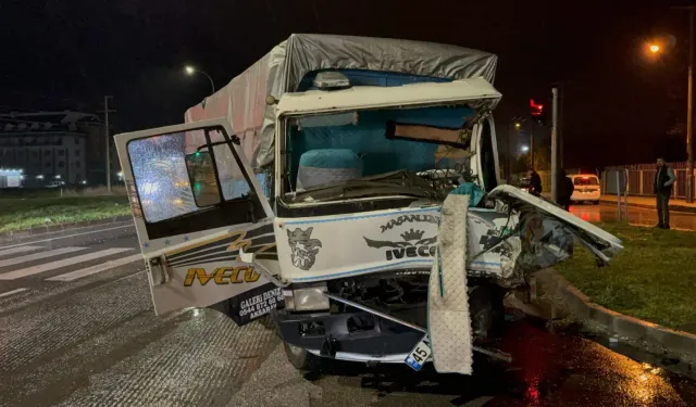 Afyonkarahisar'da tır ile kamyon çarpıştı 2 yaralı