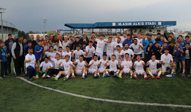 Belediye Kütahyaspor U-17 takımı şampiyon oldu