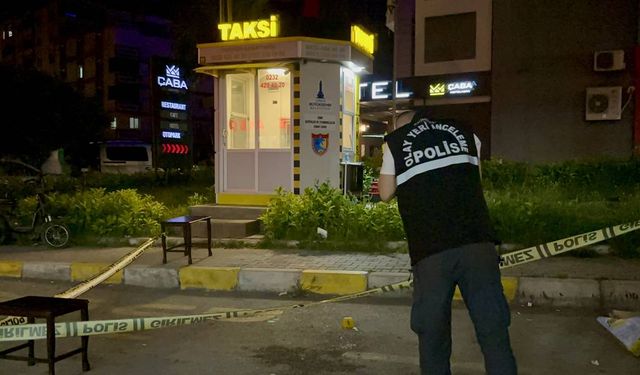 İzmir'de taksi tartışması bıçaklı kavgaya dönüştü: 1’i ağır 2 yaralı