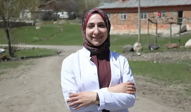 Köylerde sağlık hizmeti sunan ebe, kadın ve bebeklerin yanında
