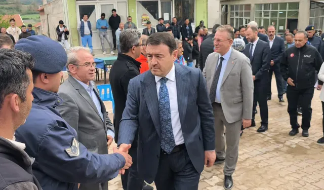 Kütahya Valisi Işın, deprem bölgesinde incelemelerde bulundu