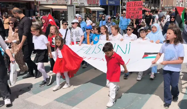Kütahya’da 23 Nisan’da çocuklar Filistin için yürüdü