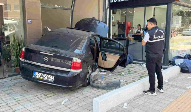 Aydın 'da Otomobil  Mobilya Mağazasına Girdi: 2 Kişi Yaralandı