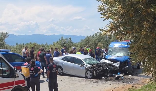 Bursa'da Otomobil ile Minibüs Çarpıştı: 1 Ölü, 2 Yaralı