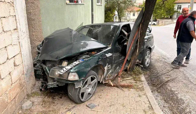 Kütahya'da ağaç ile evin arasında sıkışan otomobilin sürücüsü yaralandı