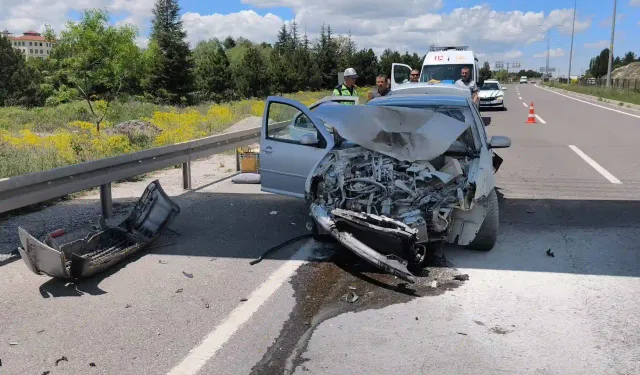 Kütahya'da otomobil bariyerlere ve kamyonete çarptı, 2 yaralı