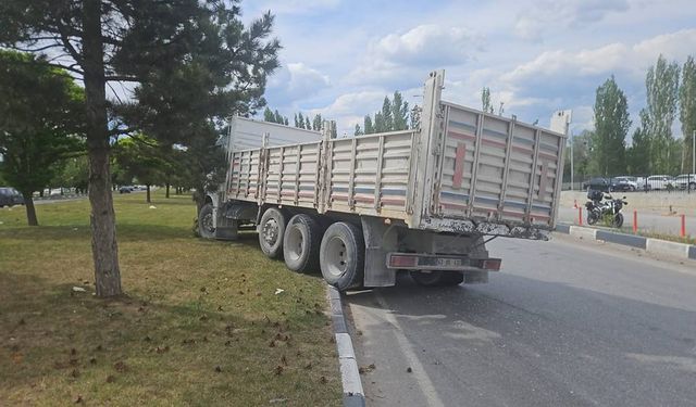 Kütahya’da otomobile çarpmamak için refüje çıktı