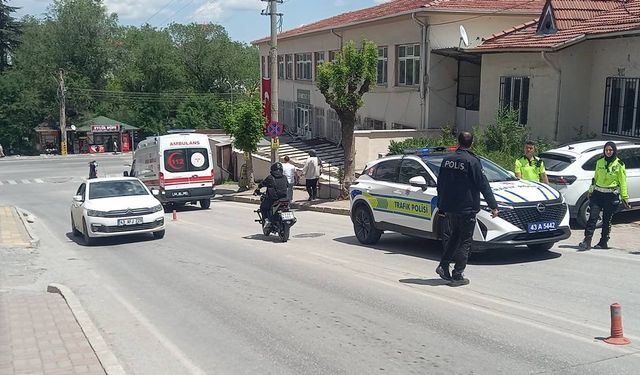 Kütahya’da yolun karşısına geçen yayaya otomobil çarptı: 1 yaralı