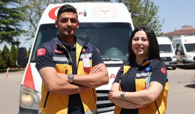 Paramedik çift hem ailede hem görevde omuz omuza