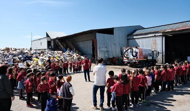 Tavşanlı’da minik öğrenciler geri dönüşüm tesisini ziyaret etti