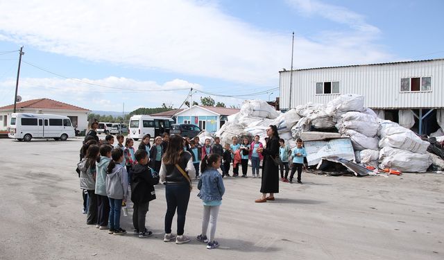 Tavşanlı’da öğrencilerden geri dönüşüm tesisine ziyaret