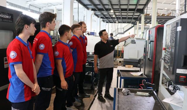 Türkiye'nin ilk "sektöre entegre" meslek lisesi Kütahya'da açıldı