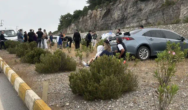 Bodrum'da servis minibüsü ile otomobil çarpıştı: 15 yaralı