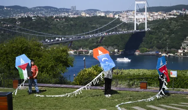 Çocuklar Gazze ve Doğu Türkistan için şiirle uçurtma uçurdu