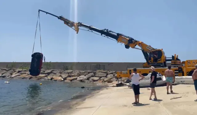 El frenini çekmeyi unuttu, otomobil denize düştü