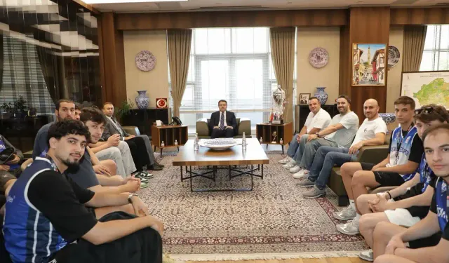Kütahya Valisi Işın, şampiyon basketbolcuları ağırladı