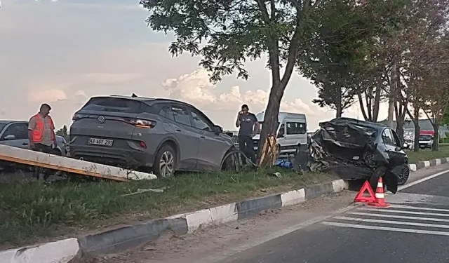 Kütahya’da lüks otomobiller çarpıştı